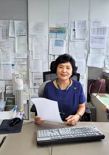 사무실에서 서류를 들고 있는 이민경 행정사